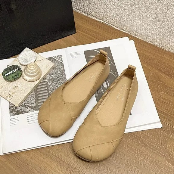 素足にそっと寄り添う、軽やかに街を歩むレザーパンプス