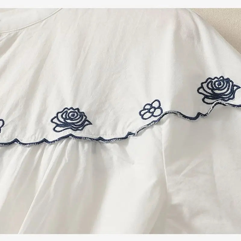 刺繍が咲く、コットンリネンのシャツ