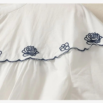 刺繍が咲く、コットンリネンのシャツ