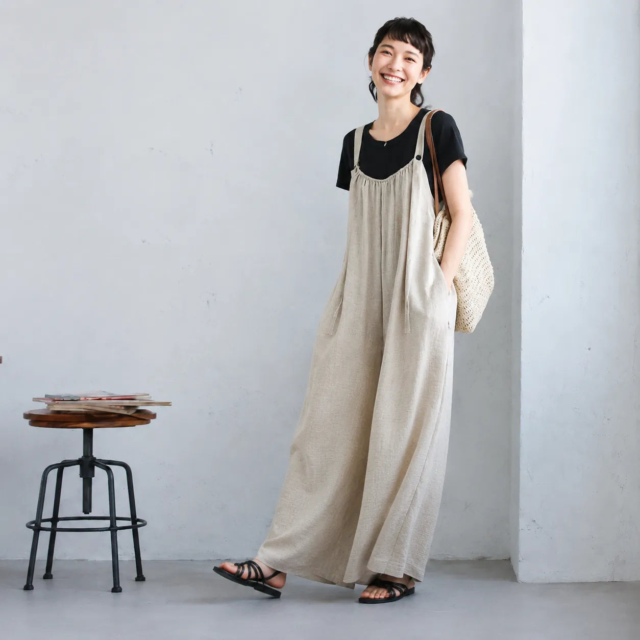 さらりリネン混すとんとした大人カジュアルなサロペットパンツ