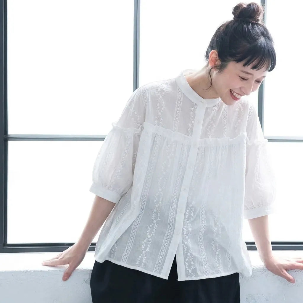 木漏れ日と並ぶ、ストライプの刺繍シャツ