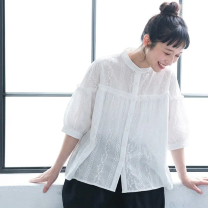 木漏れ日と並ぶ、ストライプの刺繍シャツ