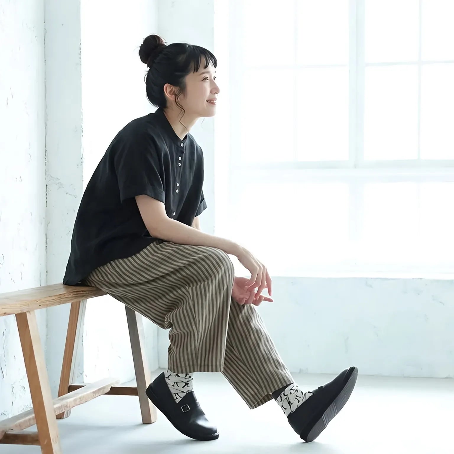 【2点セット】川べりの芝生にレジャーシートを広げる、ワイドパンツセットアップ