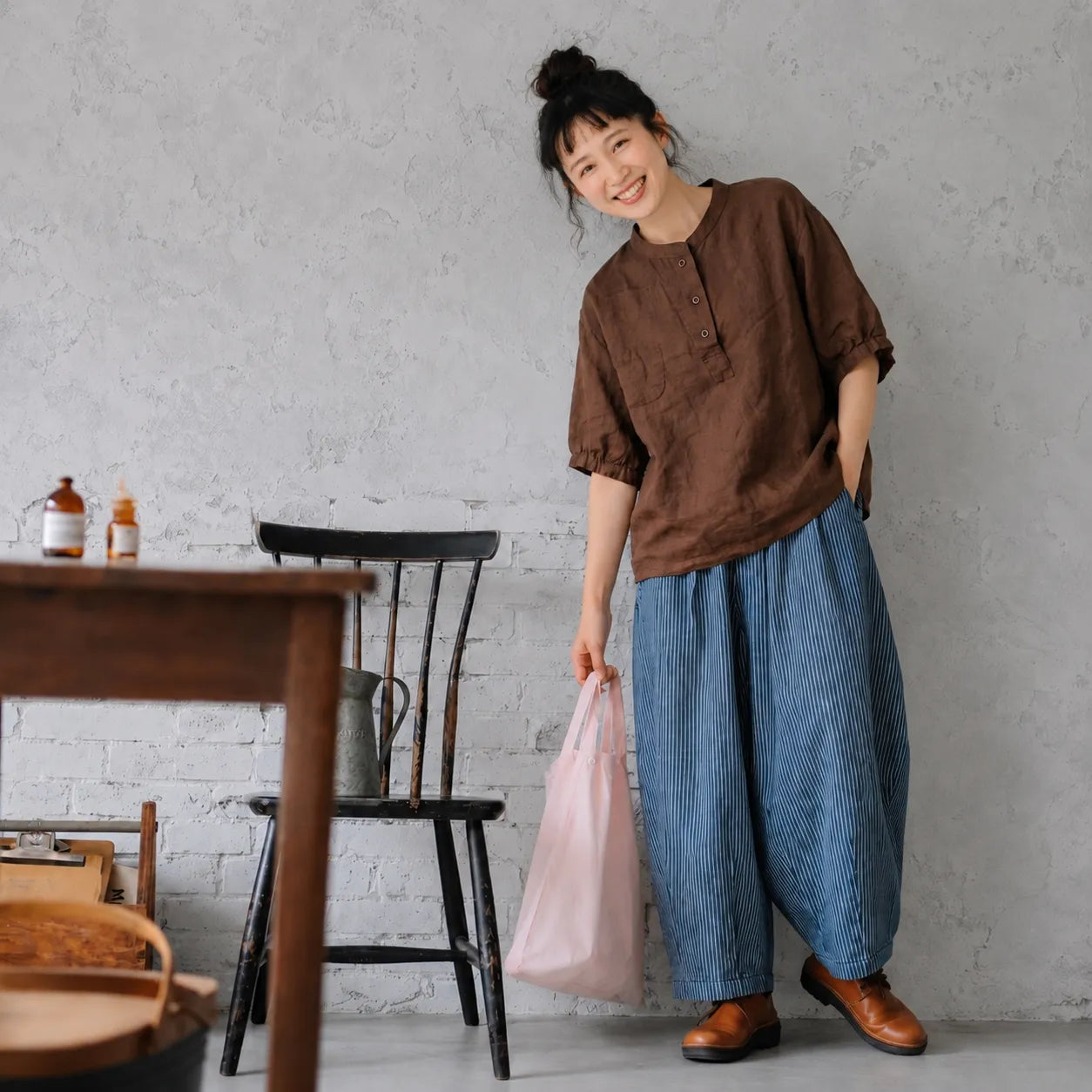 さらりと羽織って、それだけでいい。コットンリネンシャツ。