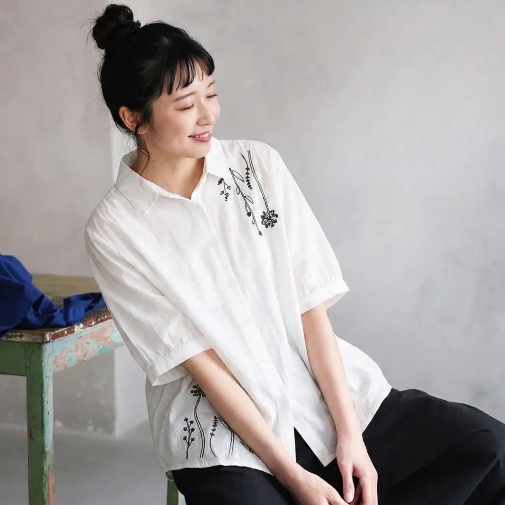 アンティークな刺繍を胸に、からだが泳ぐルーズな５分袖トップス