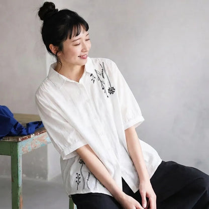 アンティークな刺繍を胸に、からだが泳ぐルーズな５分袖トップス