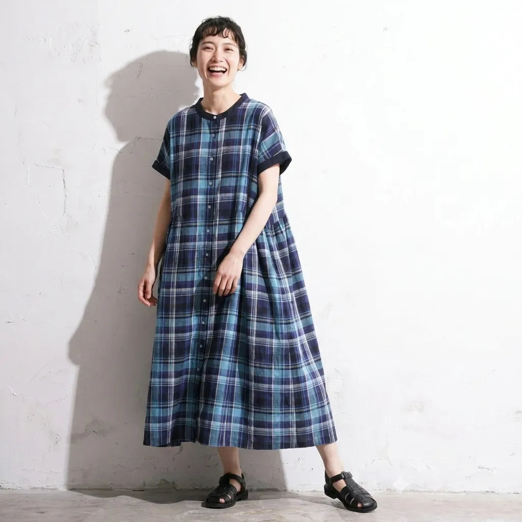 夏風に揺れるノースリ青チェックワンピース