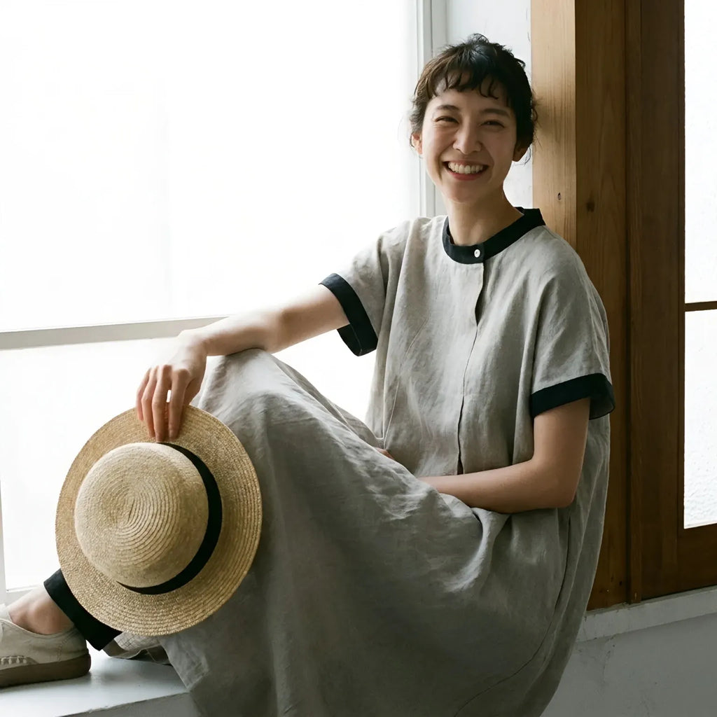 凛とした配色で引き締める、贅沢シルエットの生成り服