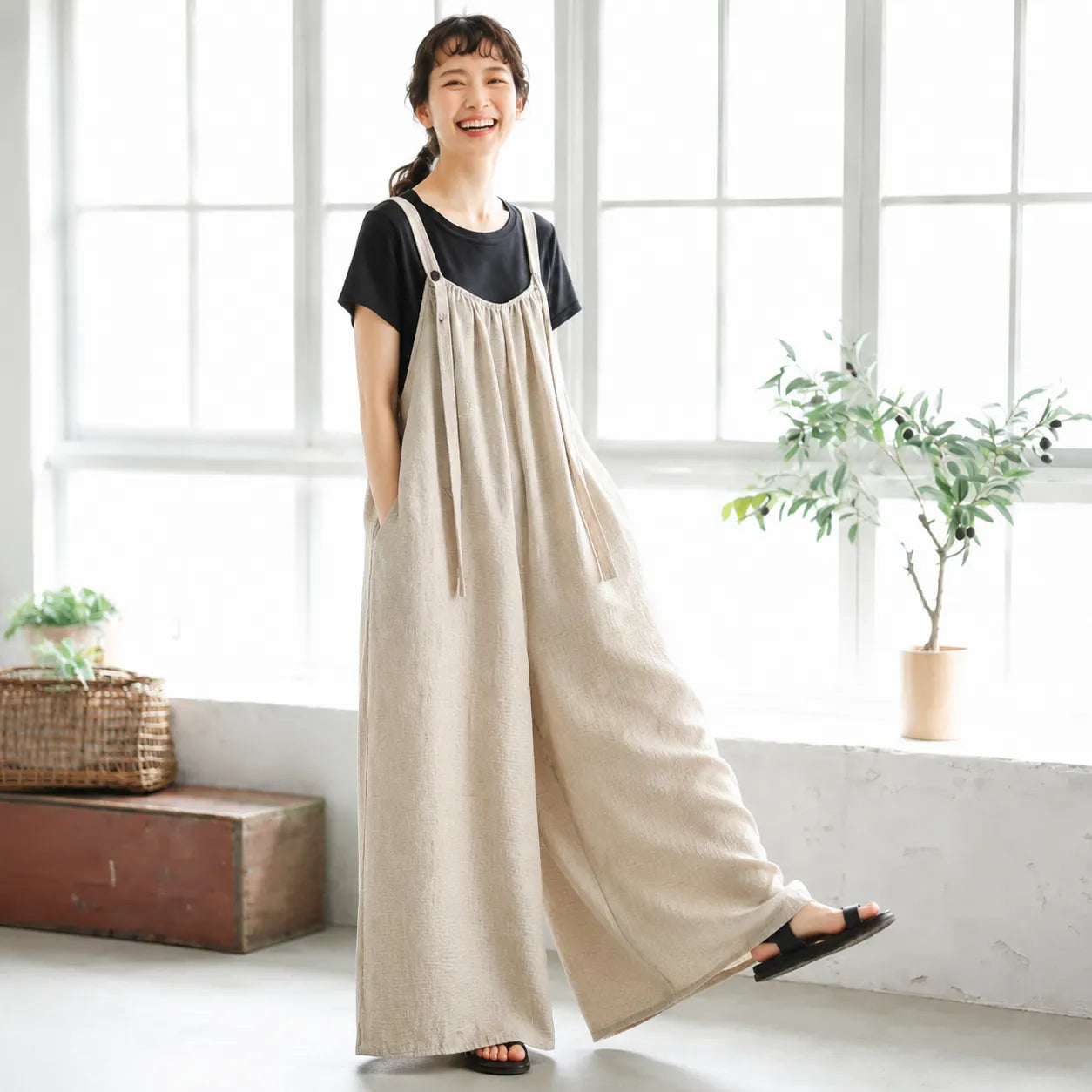 さらりリネン混すとんとした大人カジュアルなサロペットパンツ