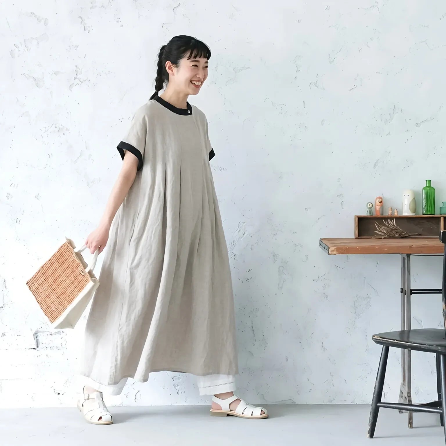 凛とした配色で引き締める、贅沢シルエットの生成り服