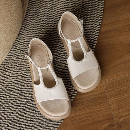 レトロな表情が足元を彩るシューズ
