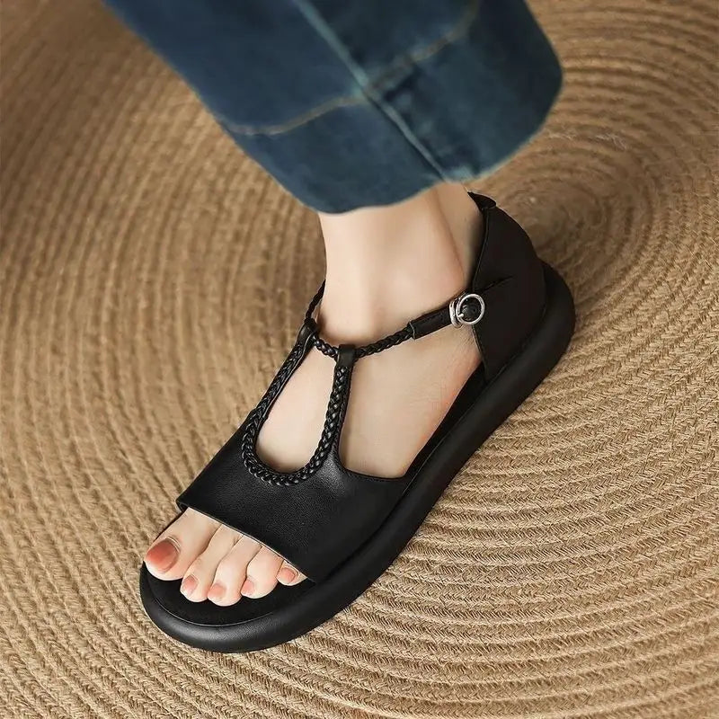 レトロな表情が足元を彩るシューズ