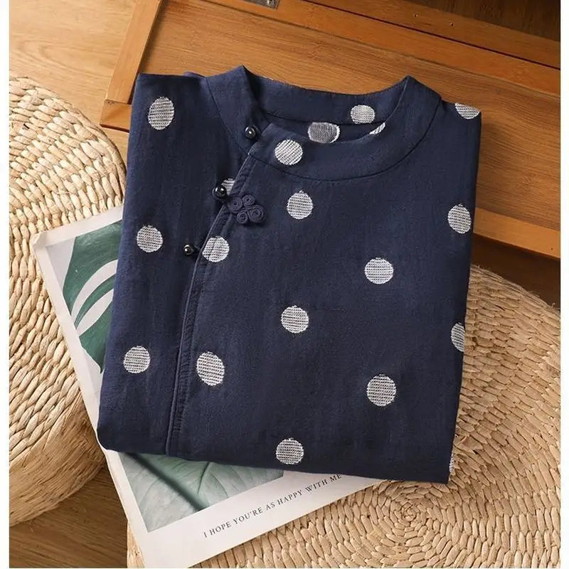 水玉に刺繍を添えた、コットンリネンのシャツ