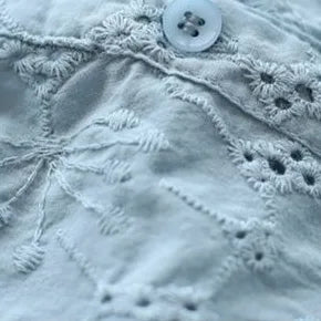 夏の木漏れ日をすくい取った、透かし刺繍の ブラウス