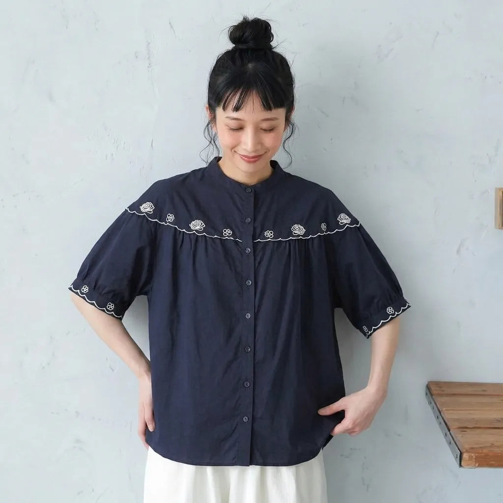 刺繍が咲く、コットンリネンのシャツ