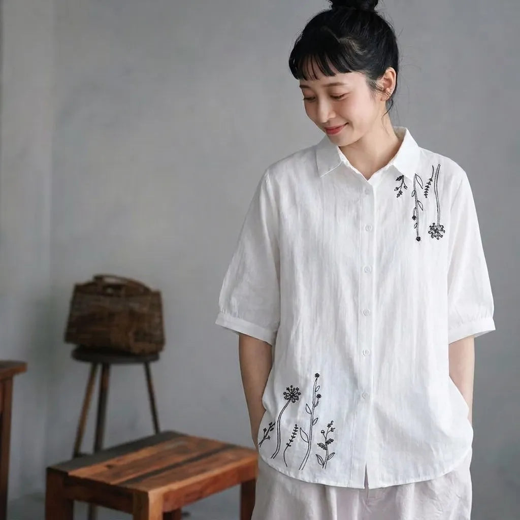 アンティークな刺繍を胸に、からだが泳ぐルーズな５分袖トップス