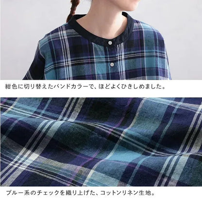 夏風に揺れるノースリ青チェックワンピース