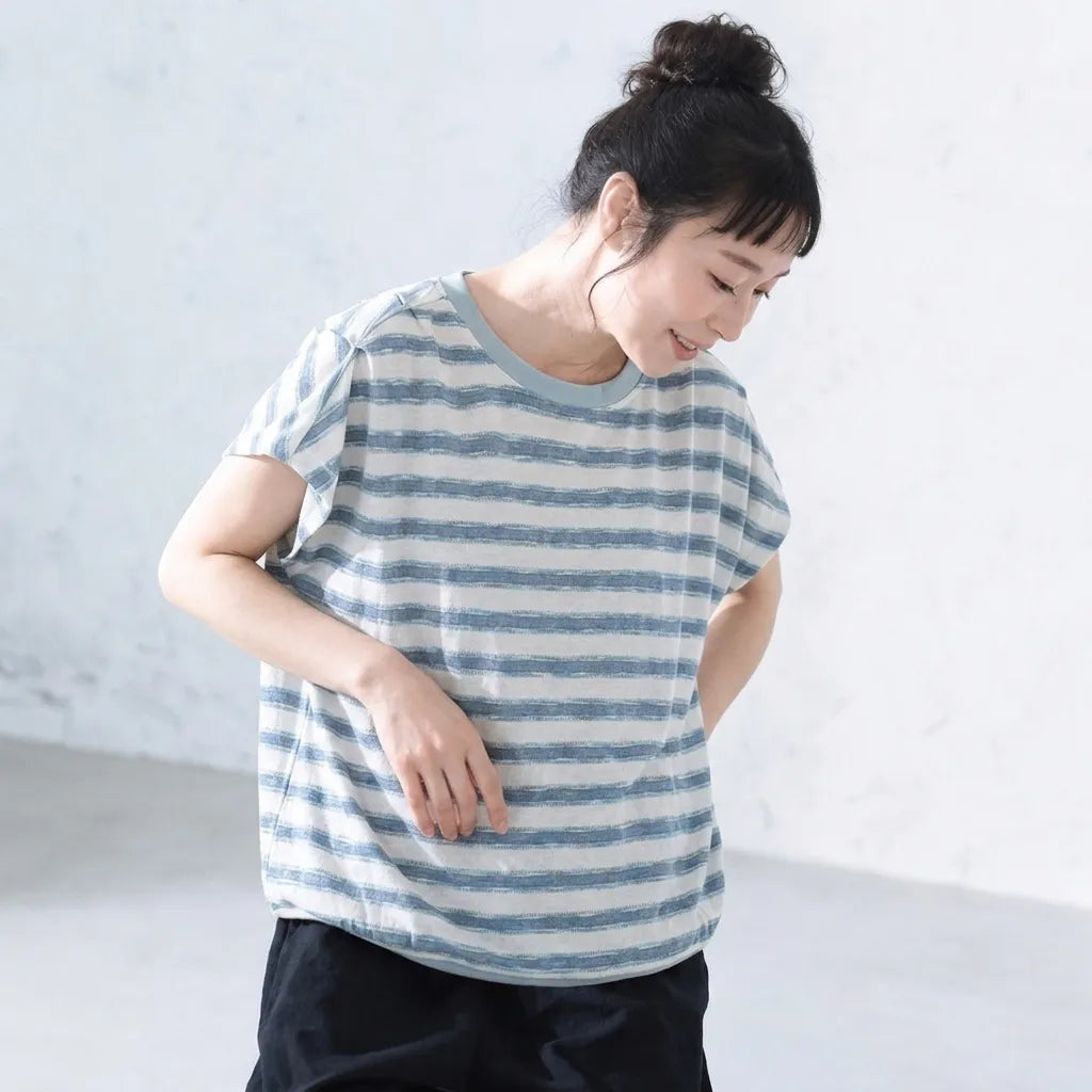 晴れた日のまぶしい波の色、丸首のフレンチTシャツ