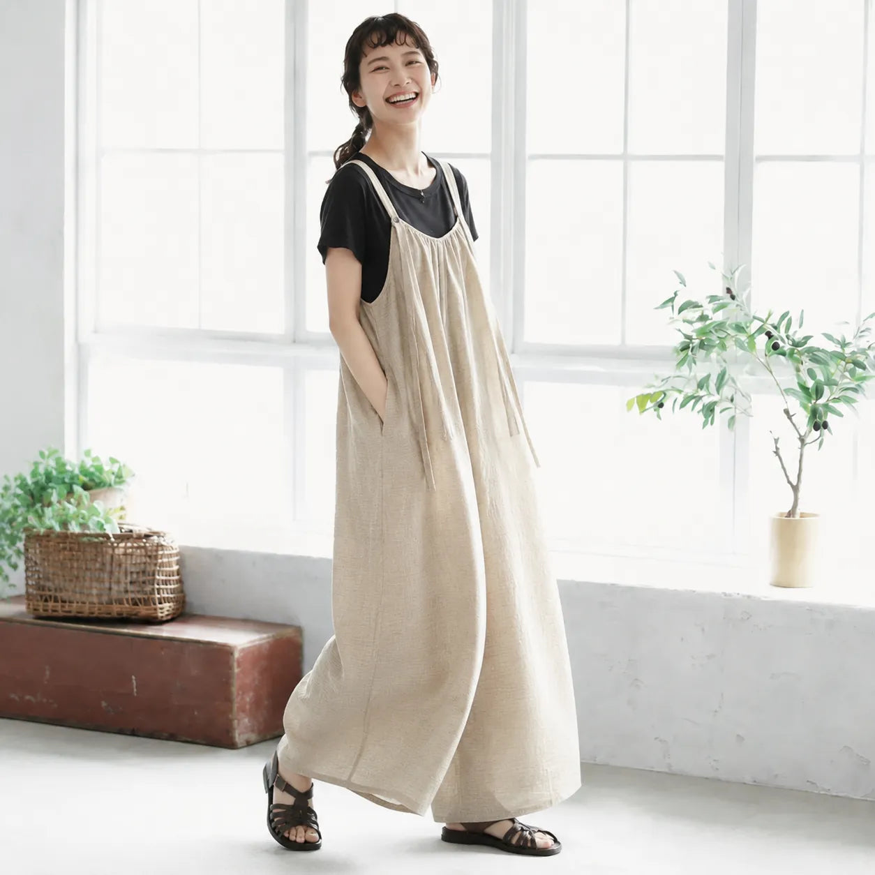 さらりリネン混すとんとした大人カジュアルなサロペットパンツ