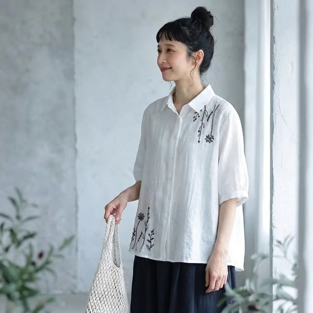 アンティークな刺繍を胸に、からだが泳ぐルーズな５分袖トップス
