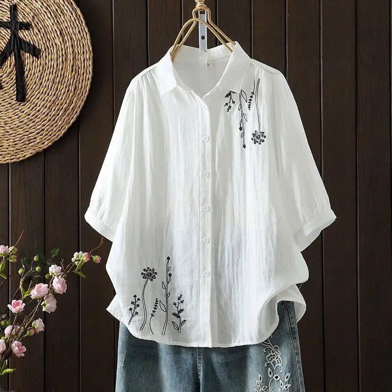 アンティークな刺繍を胸に、からだが泳ぐルーズな５分袖トップス
