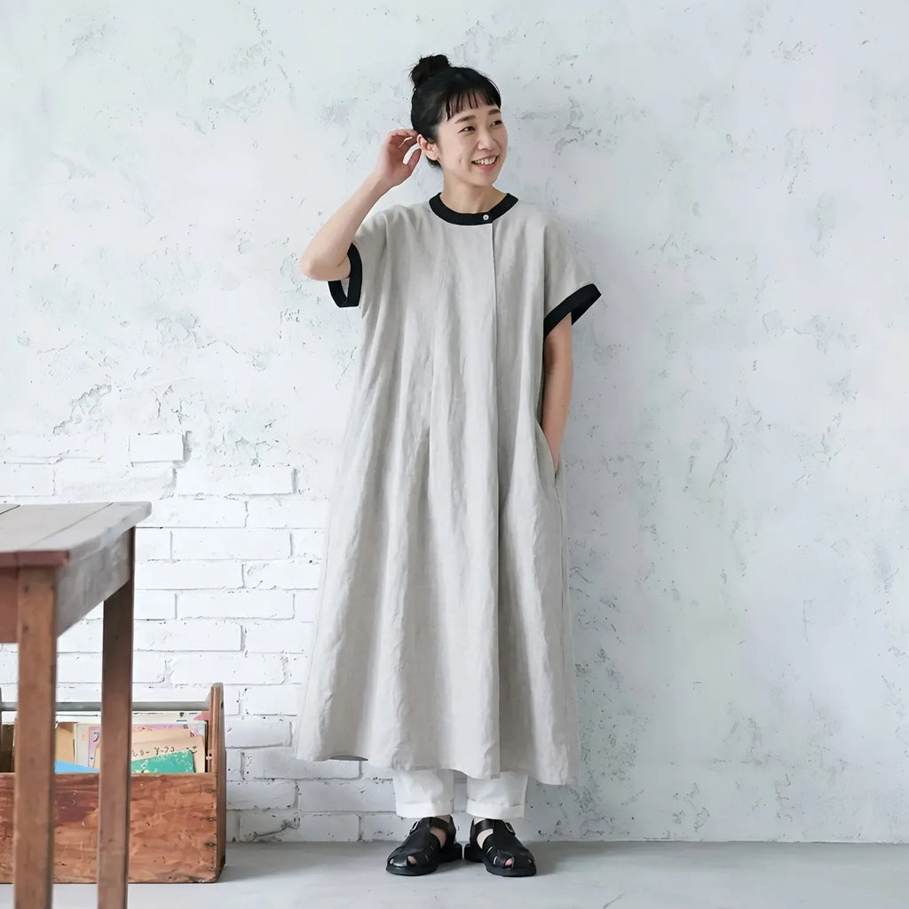 凛とした配色で引き締める、贅沢シルエットの生成り服
