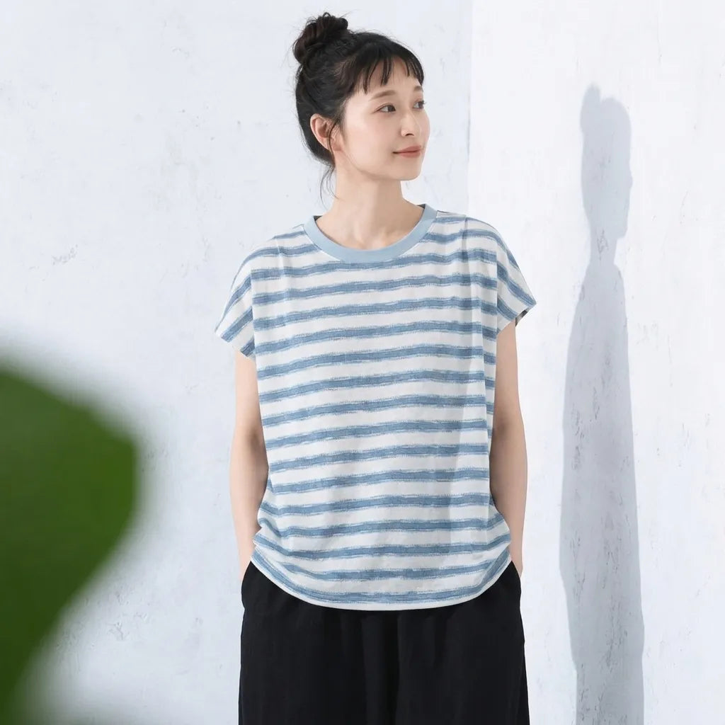晴れた日のまぶしい波の色、丸首のフレンチTシャツ