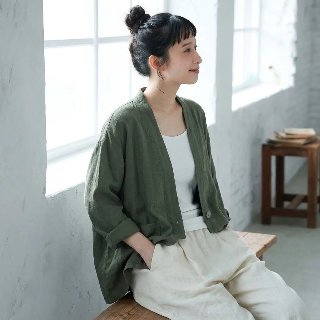 風待ち通りの木陰で、さらりと羽織るリネンのフードジャケット