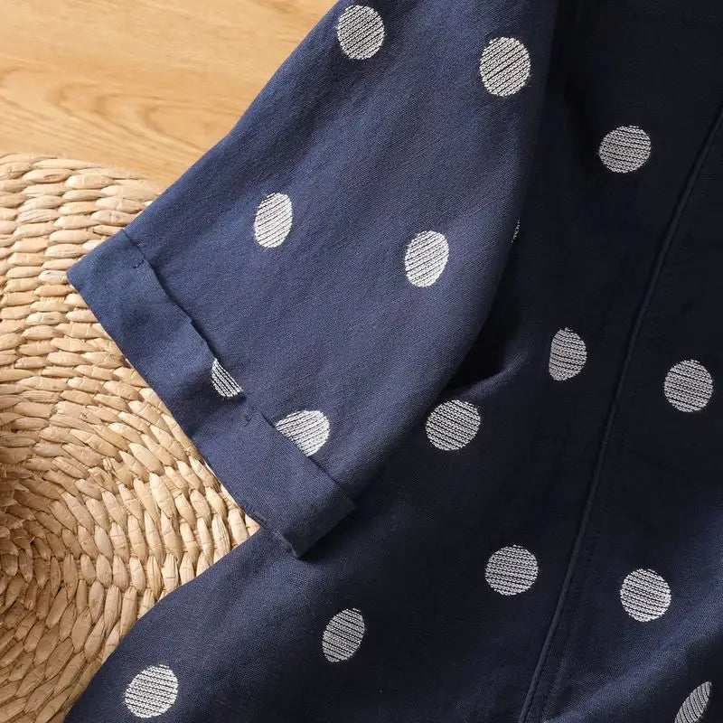 水玉に刺繍を添えた、コットンリネンのシャツ