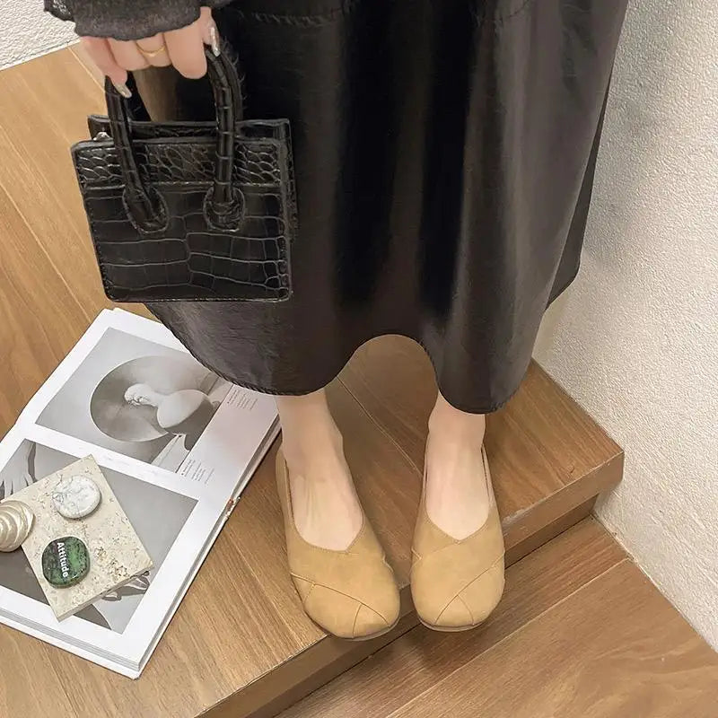 素足にそっと寄り添う、軽やかに街を歩むレザーパンプス