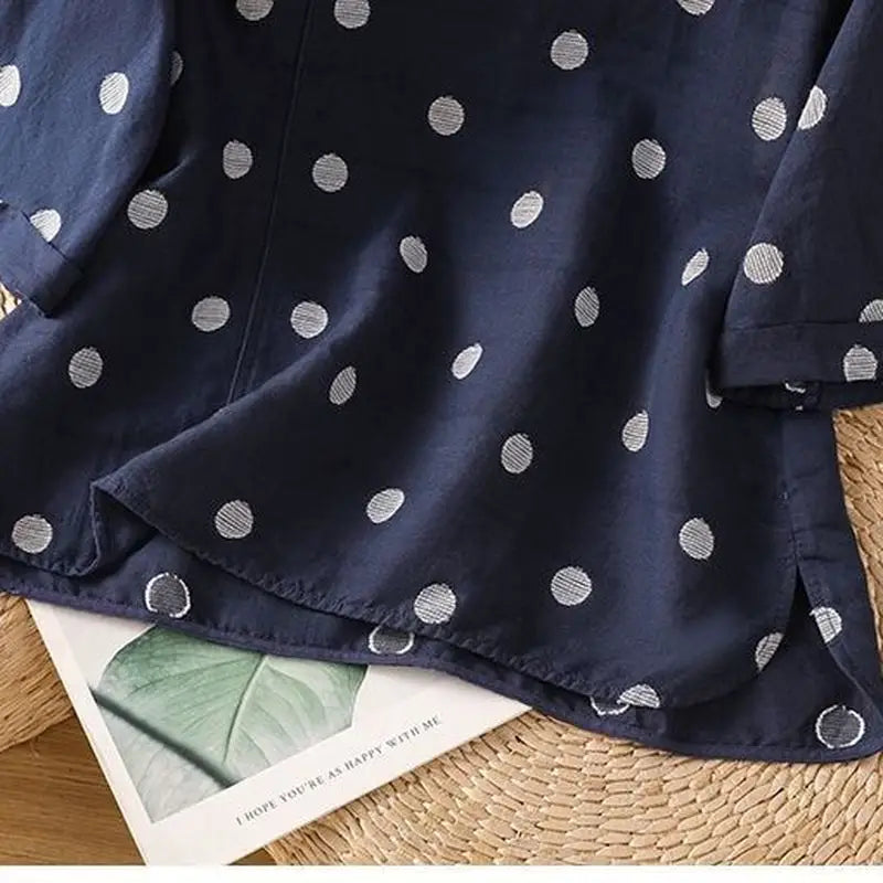 水玉に刺繍を添えた、コットンリネンのシャツ