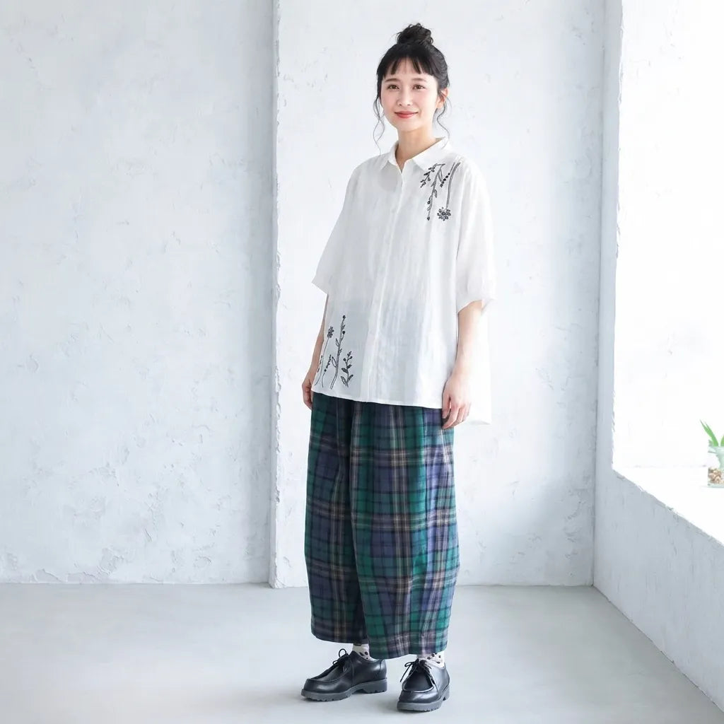 アンティークな刺繍を胸に、からだが泳ぐルーズな５分袖トップス