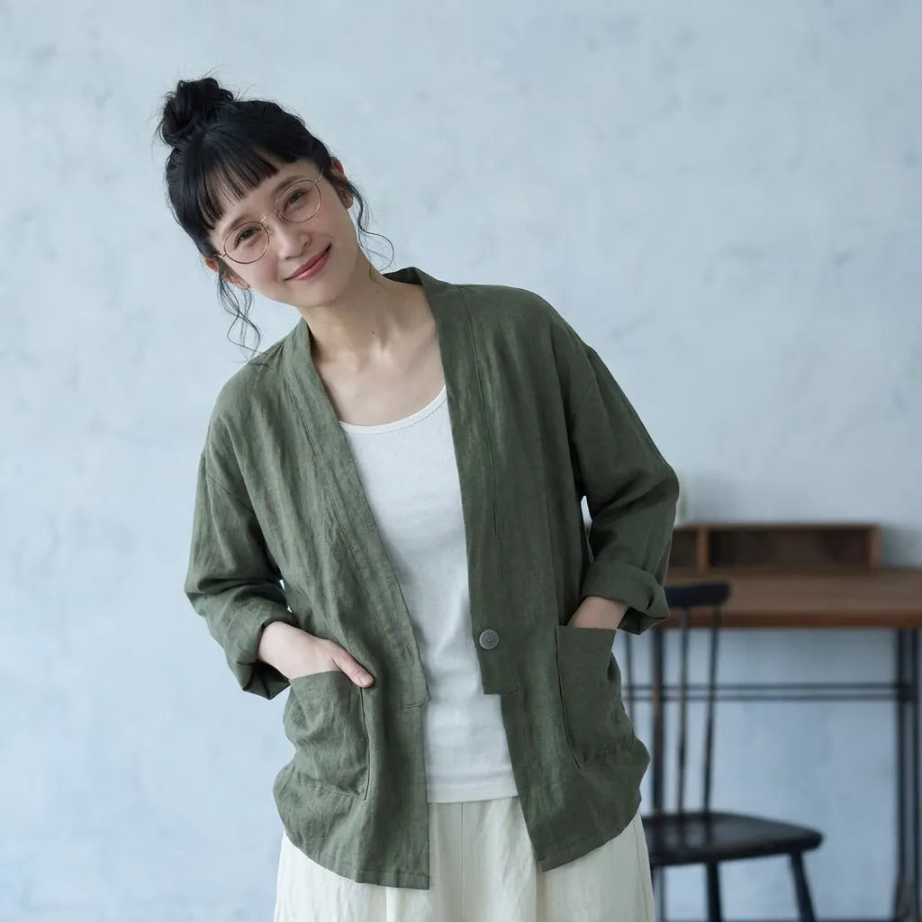 風待ち通りの木陰で、さらりと羽織るリネンのフードジャケット