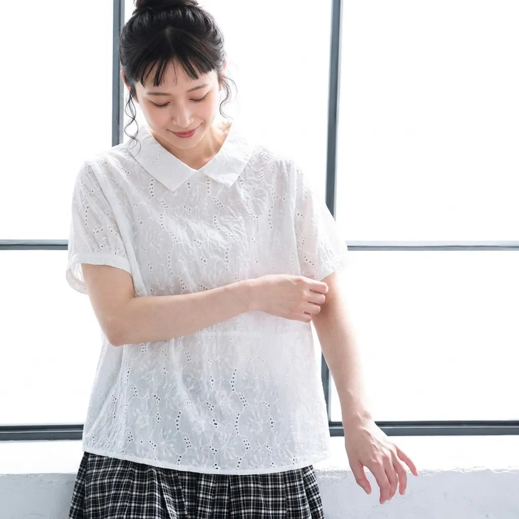 夏の木漏れ日をすくい取った、透かし刺繍の ブラウス