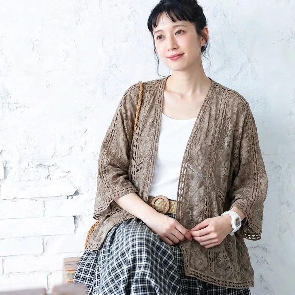 一枚羽織るだけで雰囲気が変わるカーディガン