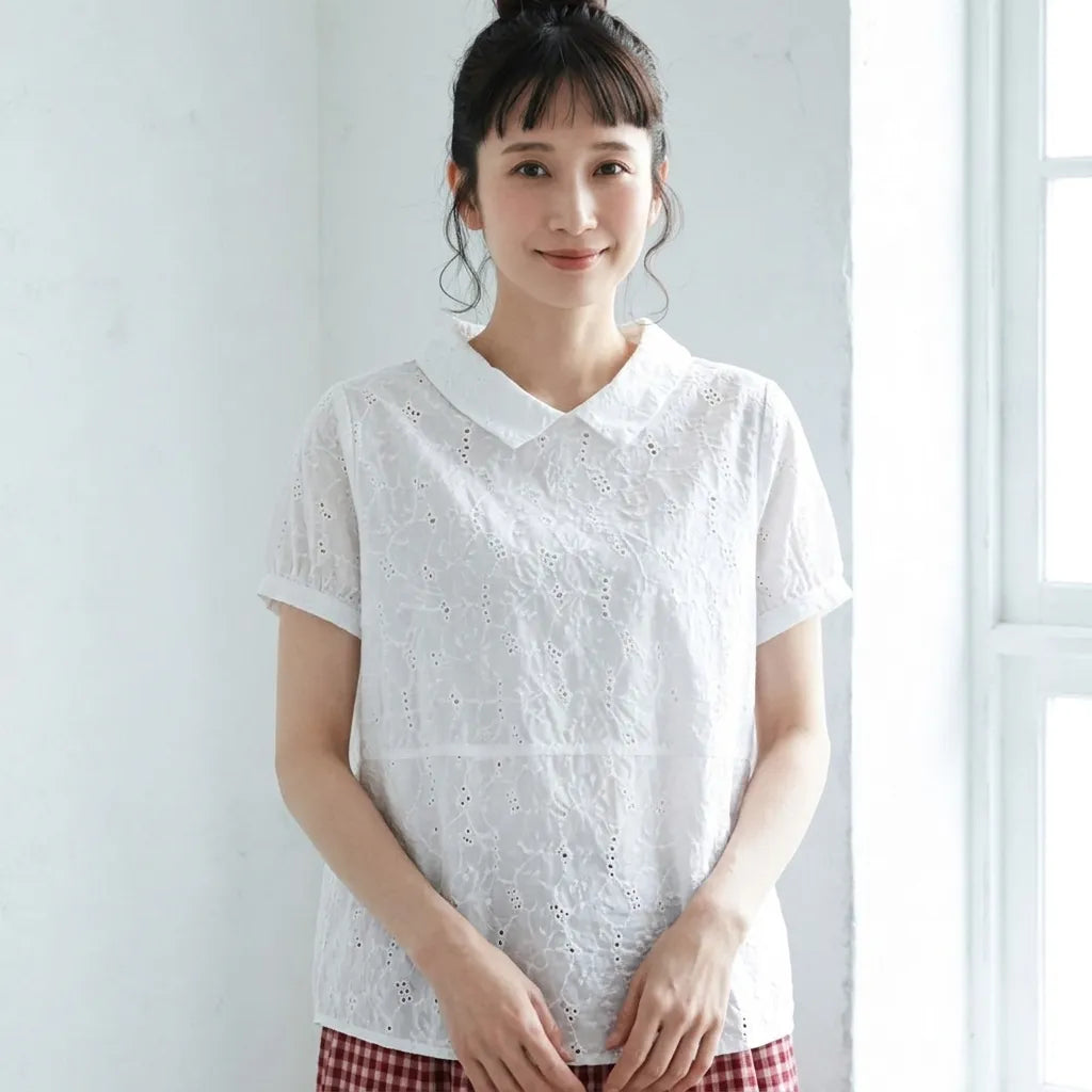 夏の木漏れ日をすくい取った、透かし刺繍の ブラウス