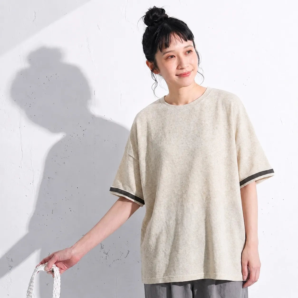 夏のスキマをゆるりと泳ぐ、遊び心を忘れないオーバーサイズTシャツ