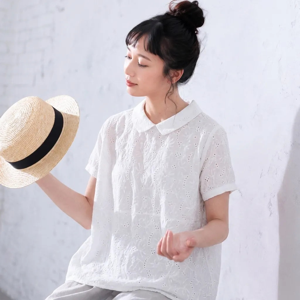 夏の木漏れ日をすくい取った、透かし刺繍の ブラウス
