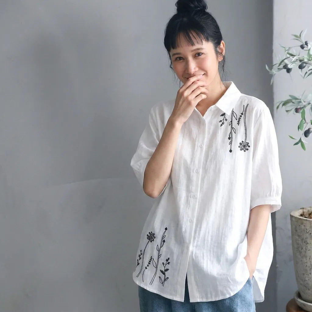 アンティークな刺繍を胸に、からだが泳ぐルーズな５分袖トップス