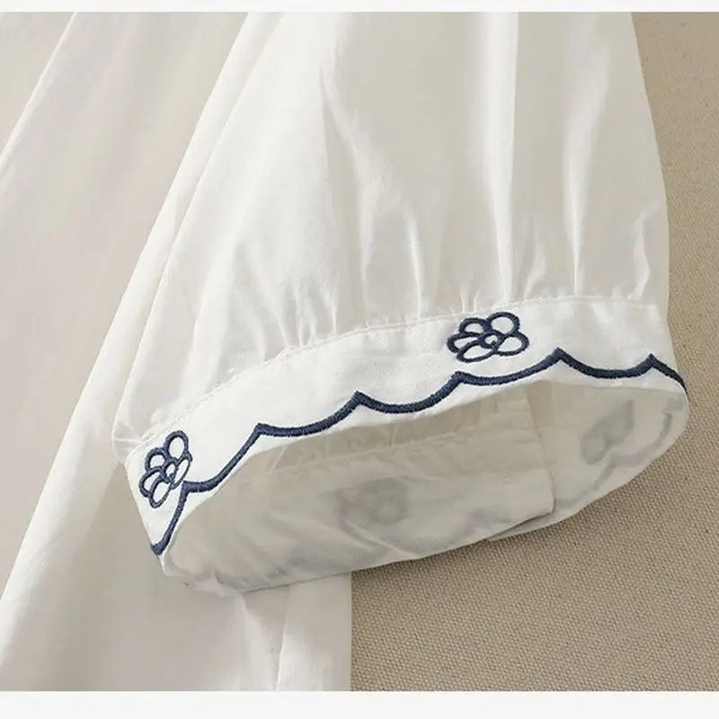 刺繍が咲く、コットンリネンのシャツ