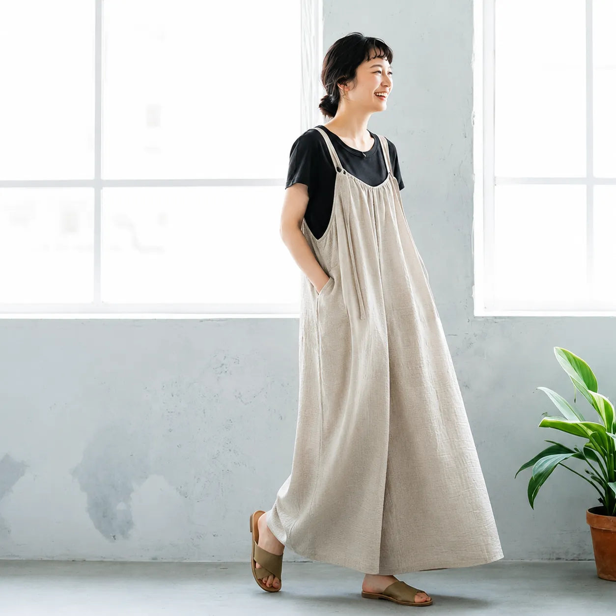 さらりリネン混すとんとした大人カジュアルなサロペットパンツ