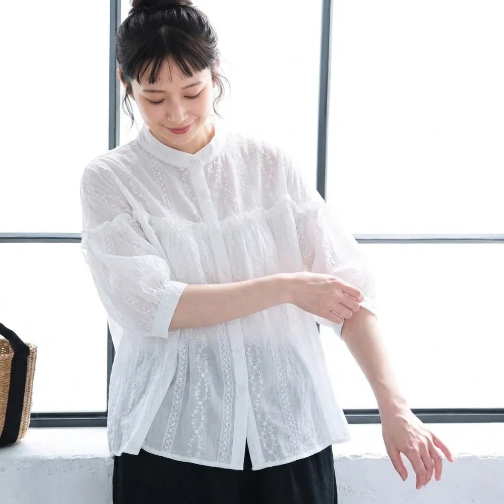 木漏れ日と並ぶ、ストライプの刺繍シャツ