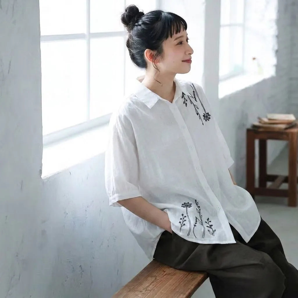 アンティークな刺繍を胸に、からだが泳ぐルーズな５分袖トップス