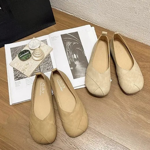 素足にそっと寄り添う、軽やかに街を歩むレザーパンプス
