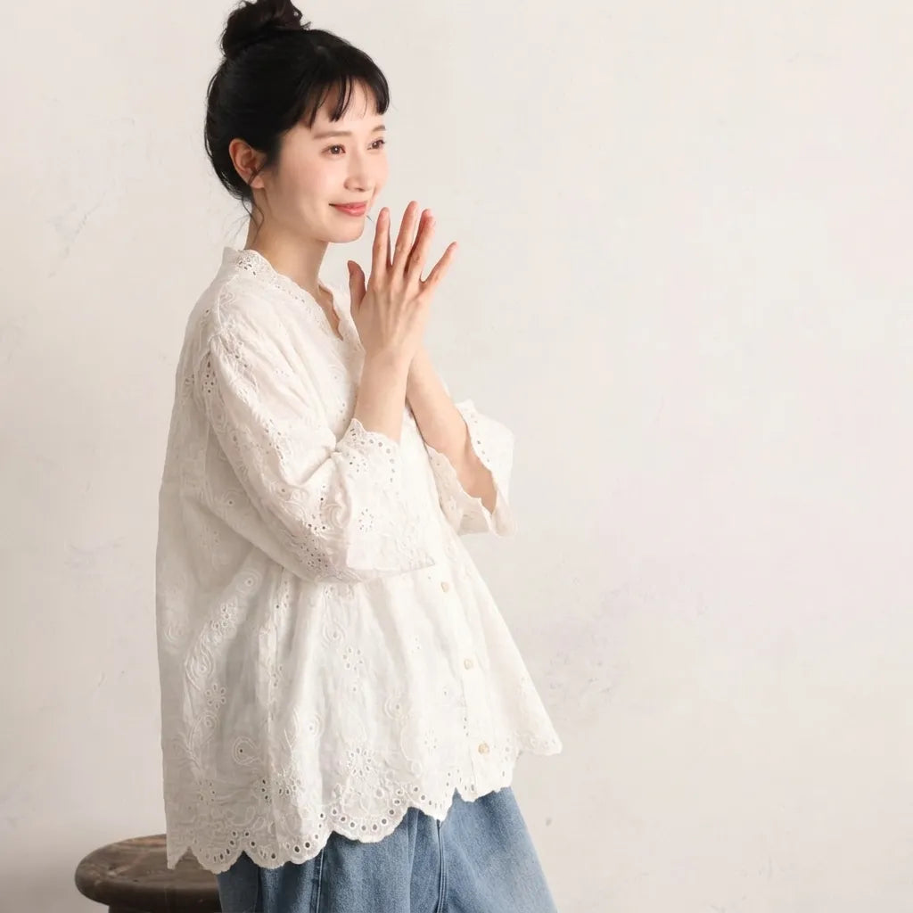 気負わずに品をまとう、透かし編みブラウス