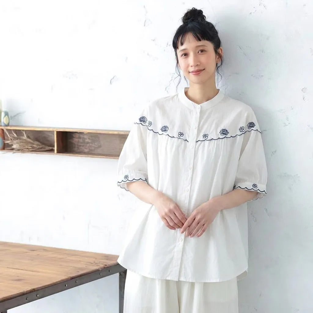 刺繍が咲く、コットンリネンのシャツ