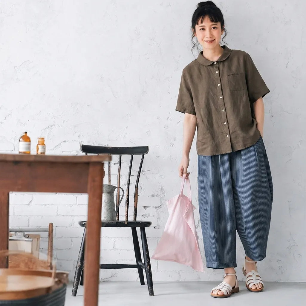 どんな装いにも優しく馴染む無地ブラウス