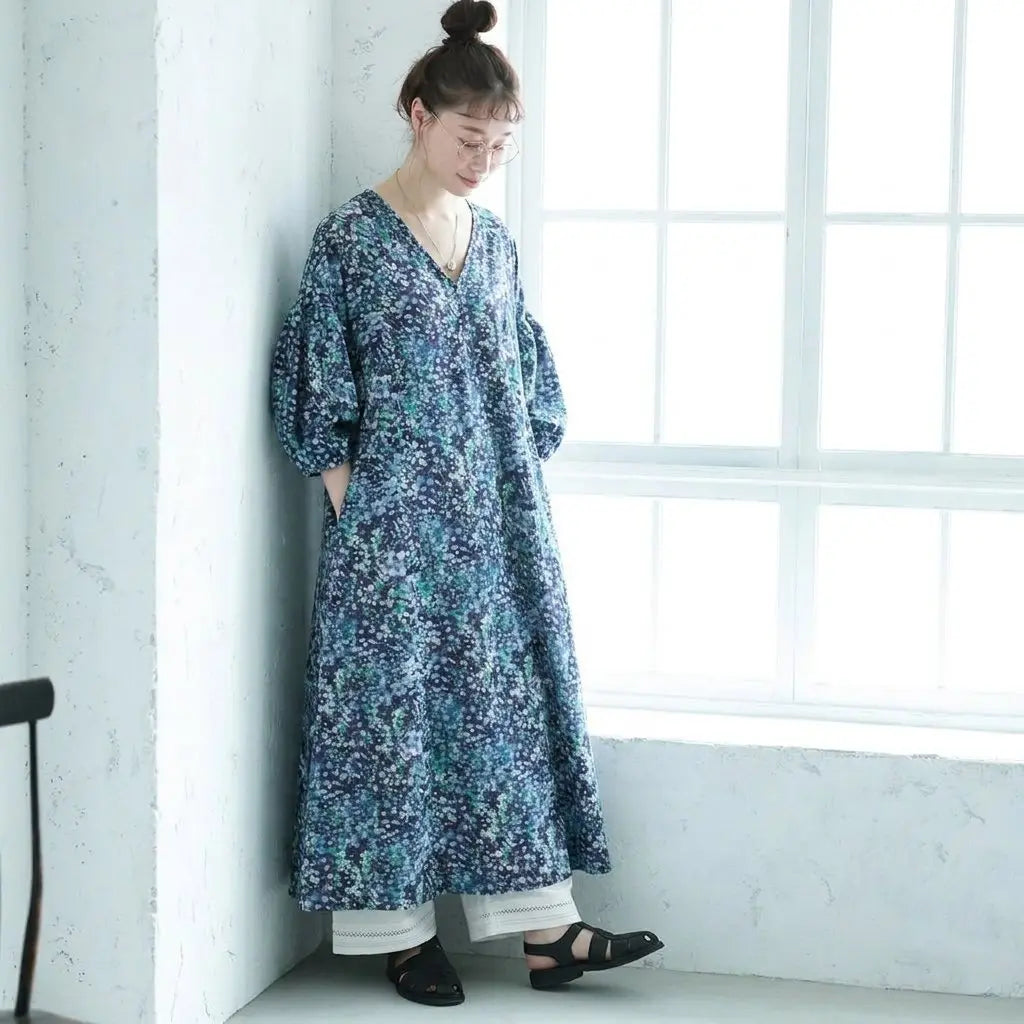血色良く見せる小花柄薄綿バブルスリーブワンピース