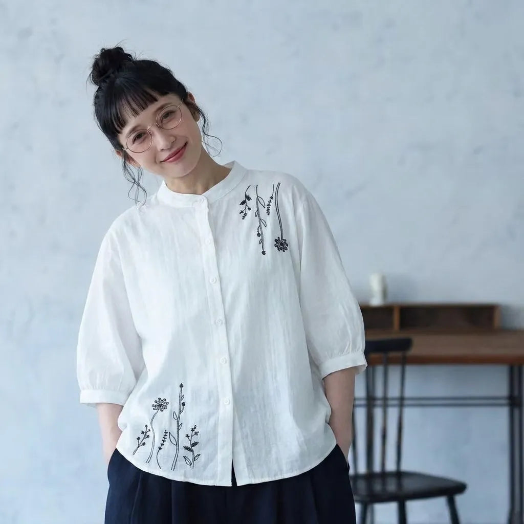 アンティークな刺繍を胸に、からだが泳ぐルーズな５分袖トップス