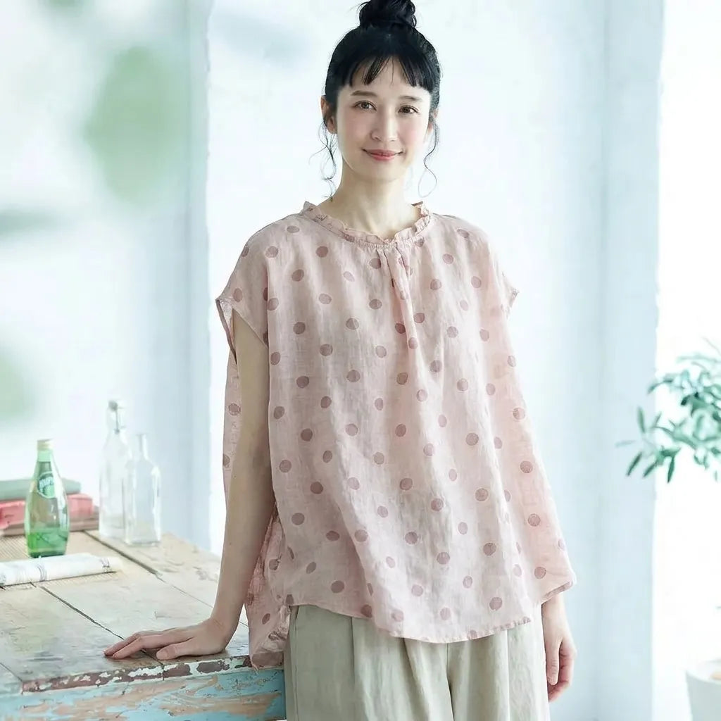 ラベンダーの風をそっとまとって。首元フ律が甘すぎない大人の水玉リネンブラウス